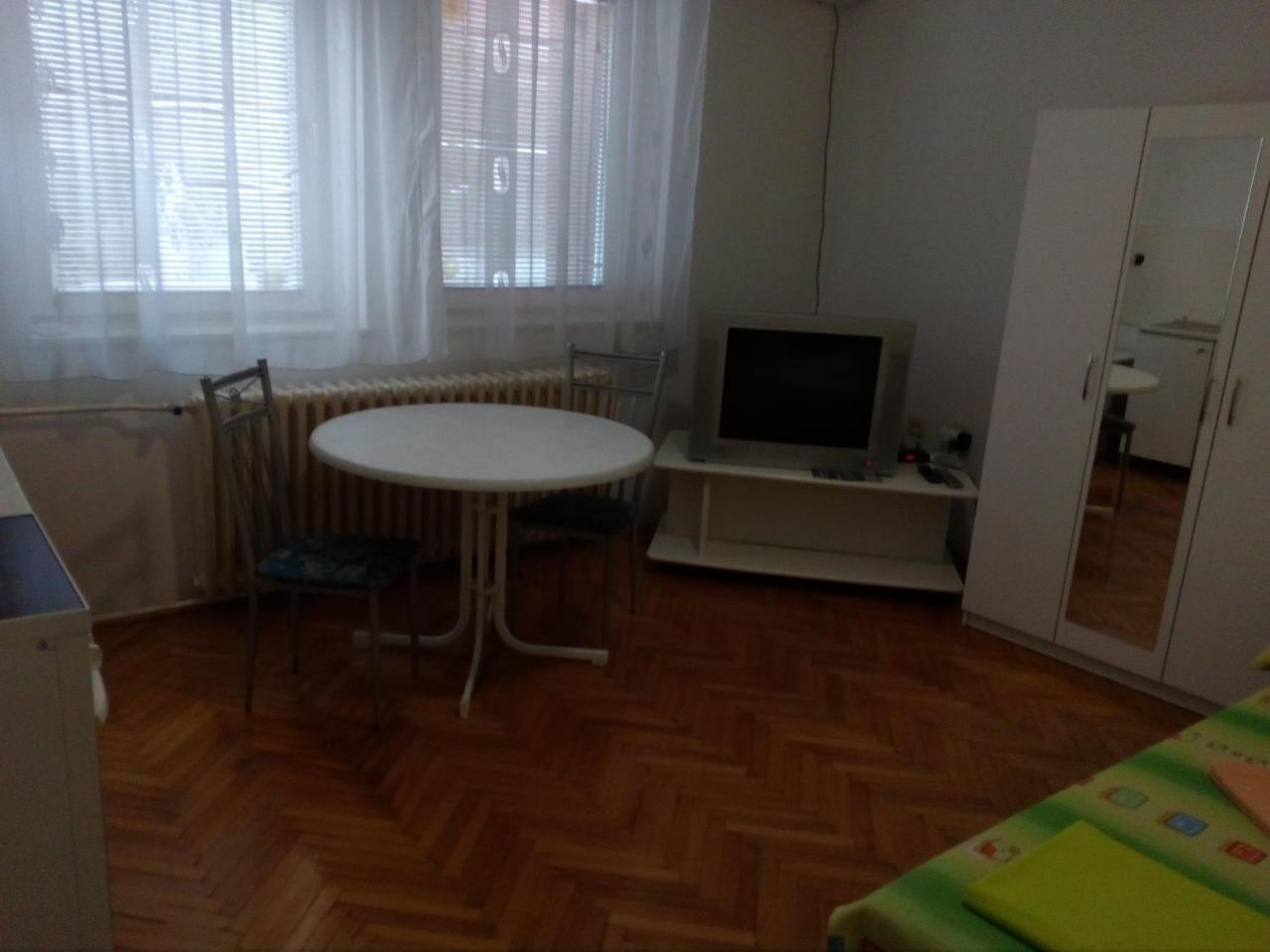 Hostel Corner 021 Novi Sad Exteriör bild